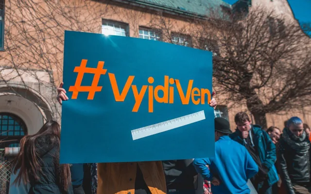 Studenti vyšli ze škol s transparenty, aby podpořili výzvu #VyjdiVen.