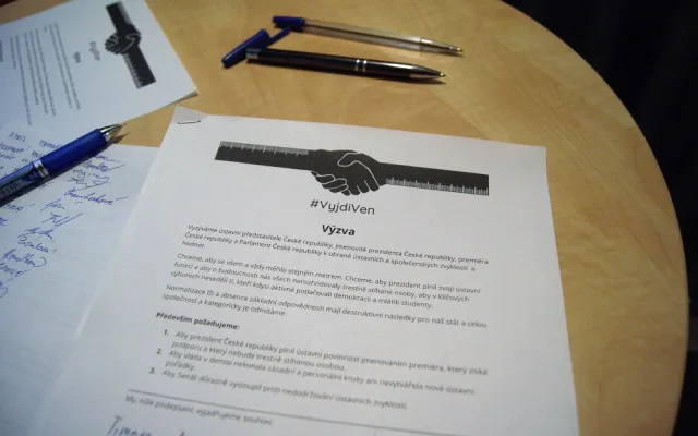 Studenti vyšli ze škol s transparenty, aby podpořili výzvu #VyjdiVen.