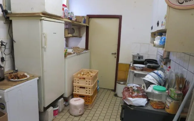 Inspekce uzavřela část večerky v Ralsku. Její majitel skladoval potraviny v žalostných podmínkách.