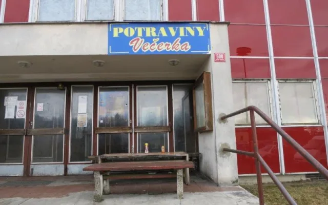 Inspekce uzavřela část večerky v Ralsku. Její majitel skladoval potraviny v žalostných podmínkách.