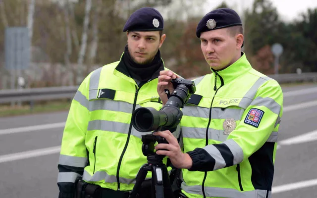 Policisté s dalekohledem.