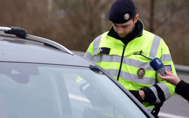 Policisté s dalekohledem.