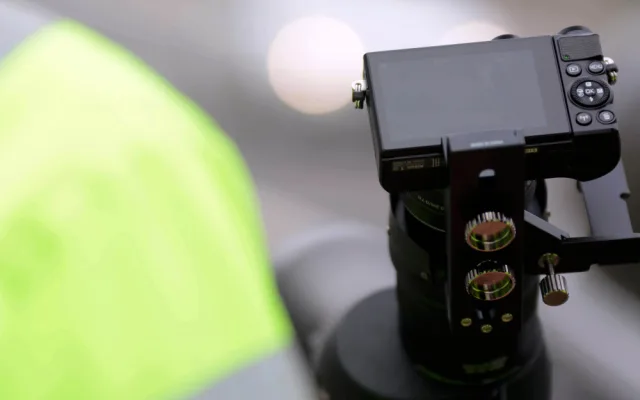 Policisté s dalekohledem.