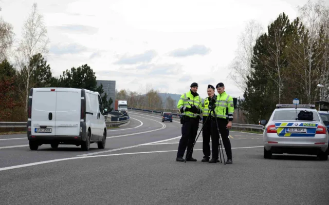 Policisté s dalekohledem.