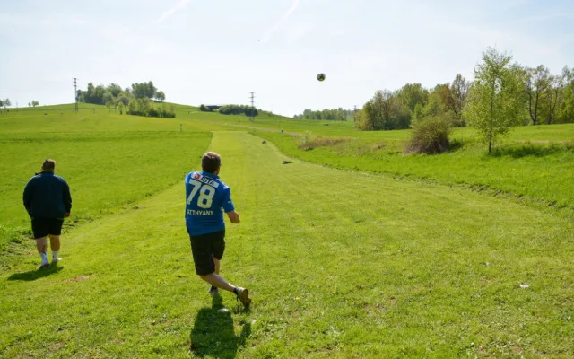 Hřiště na fotbalgolf ve Vesci.