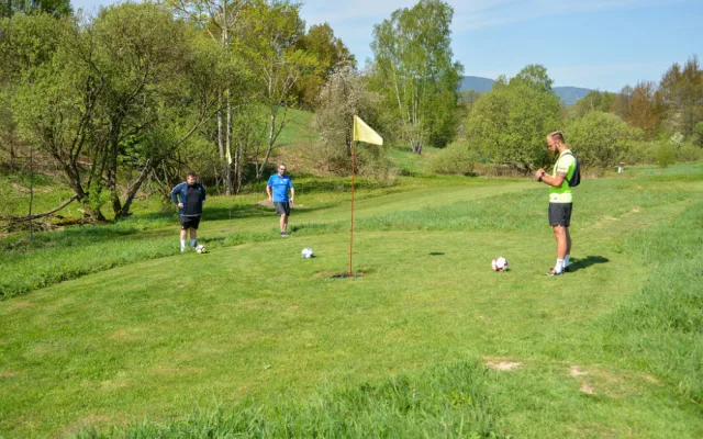 Hřiště na fotbalgolf ve Vesci.