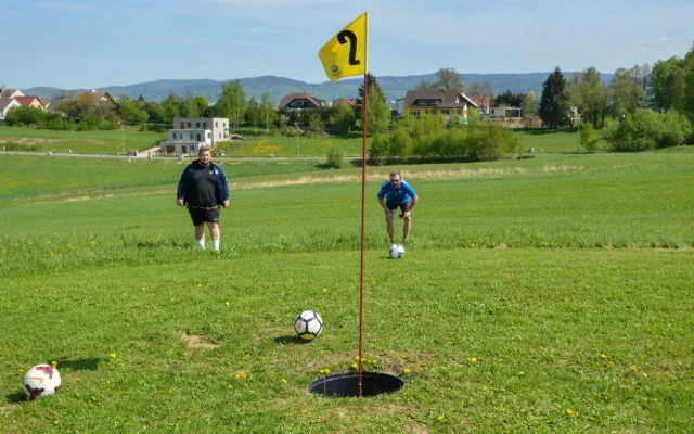 Hřiště na fotbalgolf ve Vesci.
