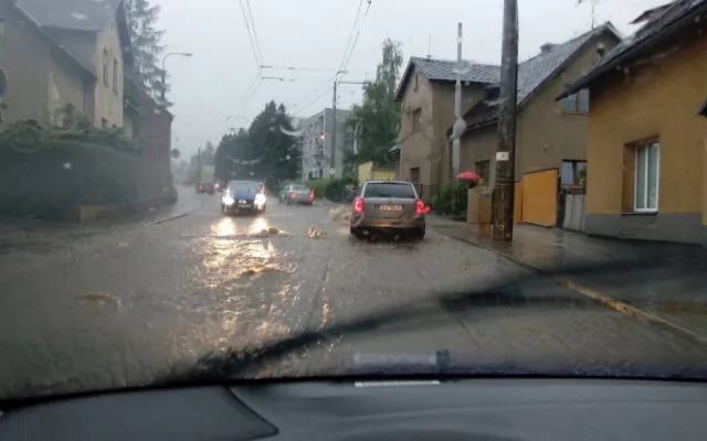 Hanychovská ulice po lijáku.