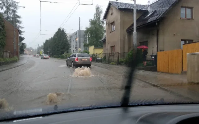 Hanychovská ulice po lijáku.