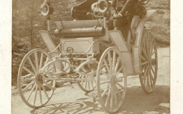 Theodor Liebieg na voze Benz Victoria. Předloha pro obraz Huga Charlemonta Jízda autem