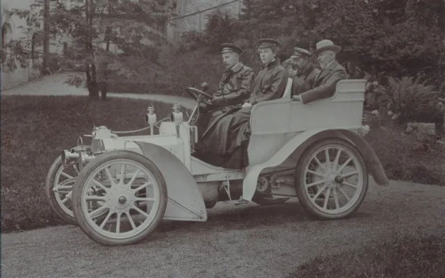 Theodor Liebieg s manželkou a malířem Eduardem Charlemontem na voze Daimler.