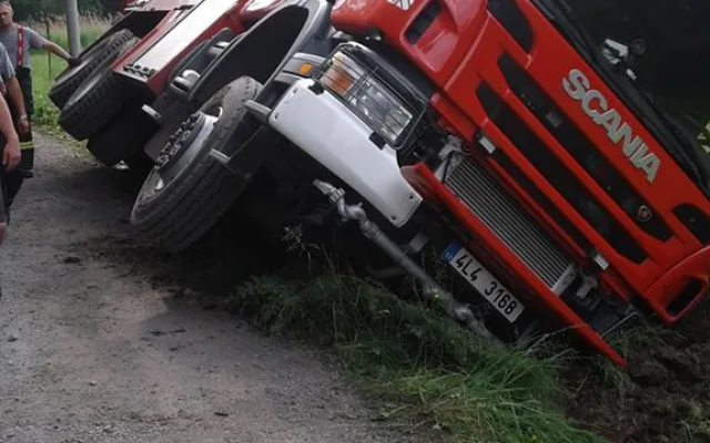 Převrácená cisterna.