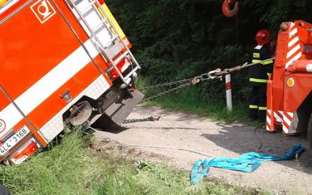 Převrácená cisterna.