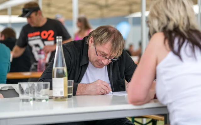 Petr Urban kreslí na Májových hodech v Drylocku