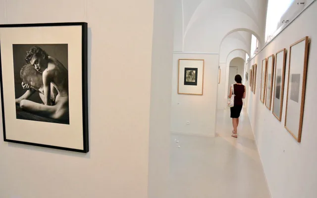 Fotografie jsou vystaveny i na ochozu