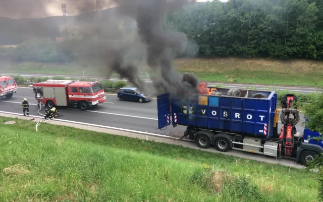 Hořící náklad na korbě kamionu.