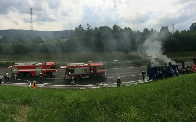 Hořící náklad na korbě kamionu.