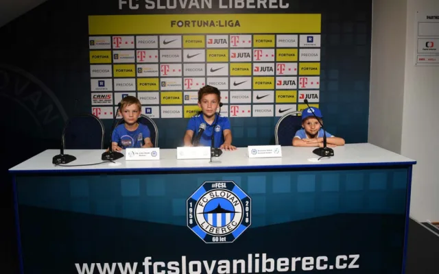 Fanoušci si mohli vyzkoušet pozici trenéra na tiskové konferenci.