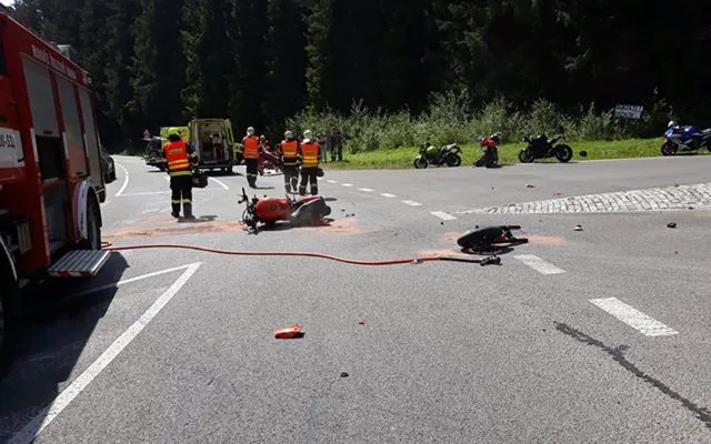 Nehoda auta s motorkou.