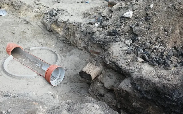 V ulici U Křížového kostela našli zbytky tramvajové tratě do Růžodolu.