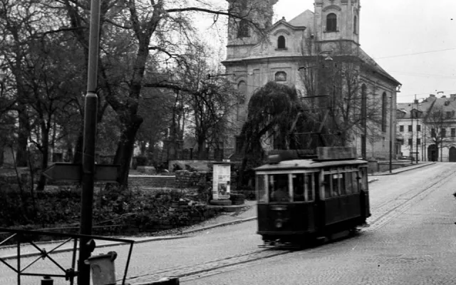 Souprava míří kolem kostela do Růžodolu.