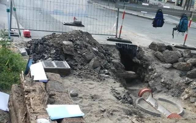 V ulici U Křížového kostela našli zbytky tramvajové tratě do Růžodolu.