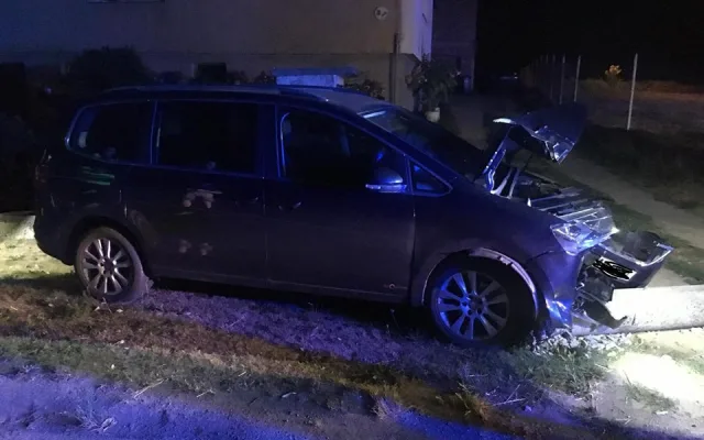 Náraz zdemoloval předek auta.