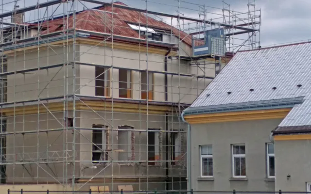 Škola na náměstí se rekonstruuje.