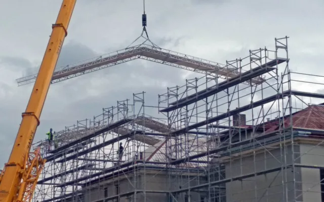 Škola na náměstí se rekonstruuje.