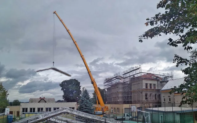 Škola na náměstí se rekonstruuje.