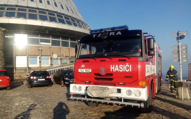 Na Ještědu opět hořelo.
