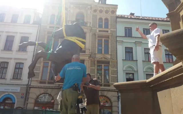 Místo Neptuna je na náměstí muž v plášti.