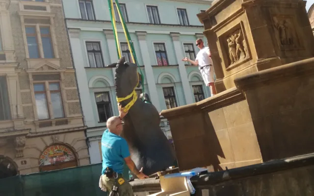 Místo Neptuna je na náměstí muž v plášti.