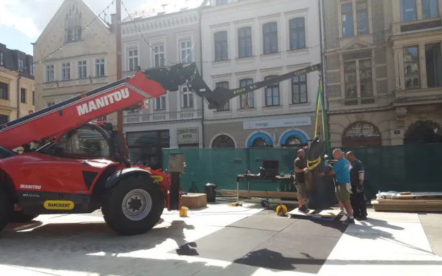 Místo Neptuna je na náměstí muž v plášti.