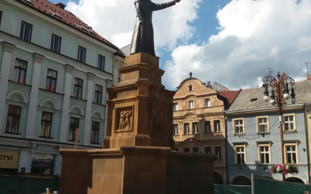 Místo Neptuna je na náměstí muž v plášti.