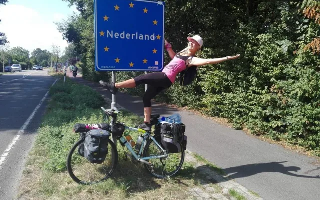 Obyčejná fotka s tabulí by byla nudná.