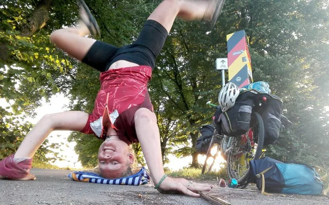 Alena přijíždí do Německa a humor ji neopouští.
