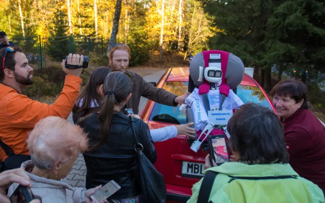 Na humanoidního robota se přišlo podívat mnoho lidí