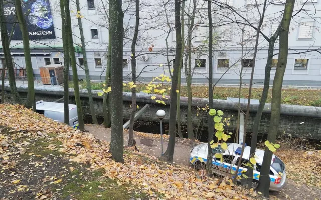V korytě Nisy ležela mrtvola.