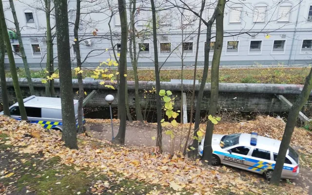 V korytě Nisy ležela mrtvola.