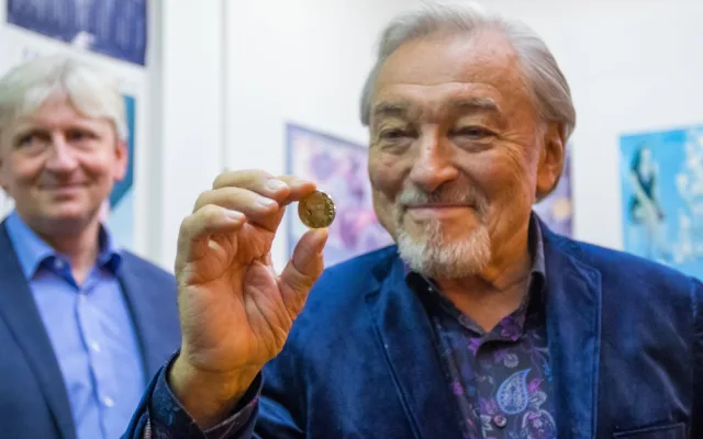 Karel Gott při slavnostní ražbě pamětní medaile