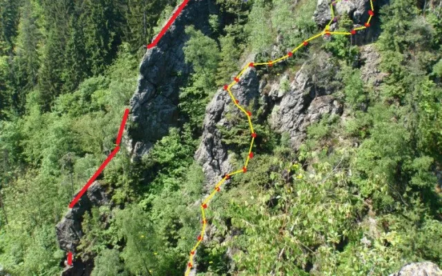 Nová trasa na Vondí bráně je vyznačena žlutou barvou