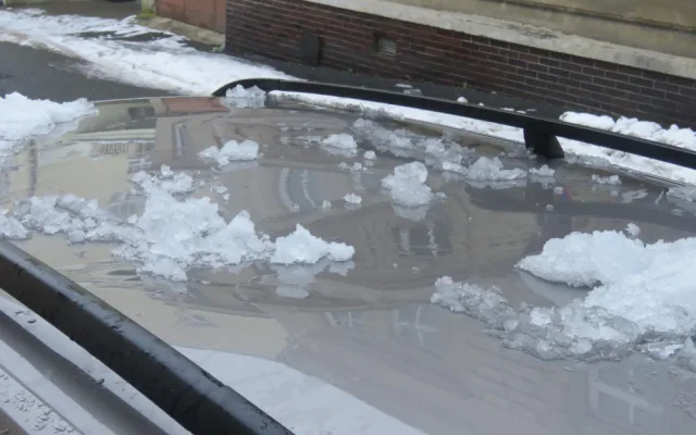 Auta poškozená padajícím ledem a sněhem