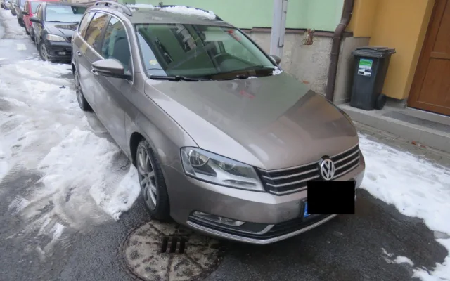 Auta poškozená padajícím ledem a sněhem