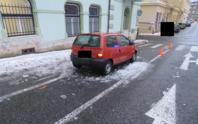 Auta poškozená padajícím ledem a sněhem