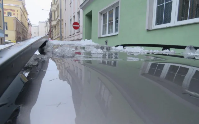 Auta poškozená padajícím ledem a sněhem