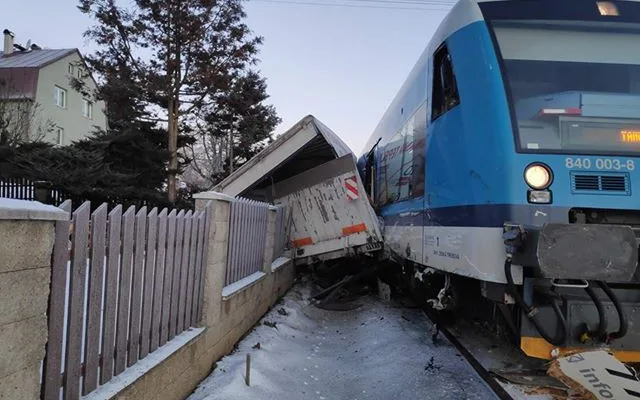 Srážka vlaku s nákladním vozem