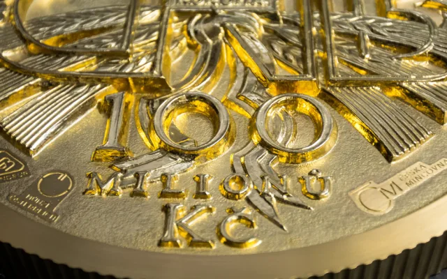 Zlatá mince má nominální hodnotu 100 milionů korun.