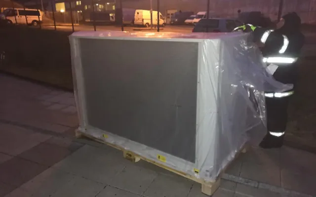 Hasiči z Růžodolu se specializují i na vazačské práce. Na snímku instalují klimatizační jednotky na budovu v Praze.