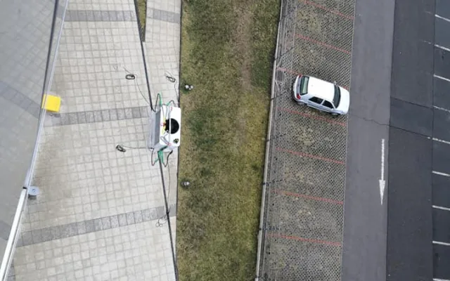Hasiči z Růžodolu se specializují i na vazačské práce. Na snímku instalují klimatizační jednotky na budovu v Praze.